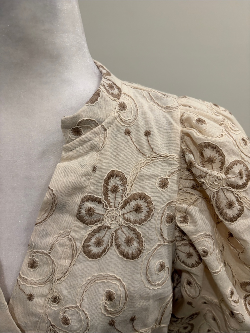New With Tags Glam Embroidered Detail Puff Sleeve Neutral Top Sz S - Picture 2 of 8